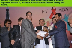 R.K. Hiv Aids Research & Care Center Chairman Dr. Dharmendra, Honb'le Ram Vilas Paswan Ji, Shri Manjit Singh Bitta Ji,  Honb'le Yoganand Shastri Ji, Air Inida Director Mr. Amod Sharma Taking the Award