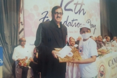 Dr. Amod Sharma - SSS Chief Patron distributing award to participate in cancer awarness program